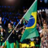rodrigo-pessoa-carrega-bandeira-do-brasil-na-abertura-dos-jogos-olimpicos-de-2012-em-londres-1468800432214_v2_900x506